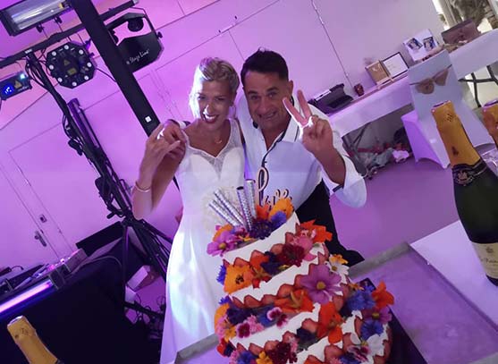 Couple lors d'un mariage devant un gâteau